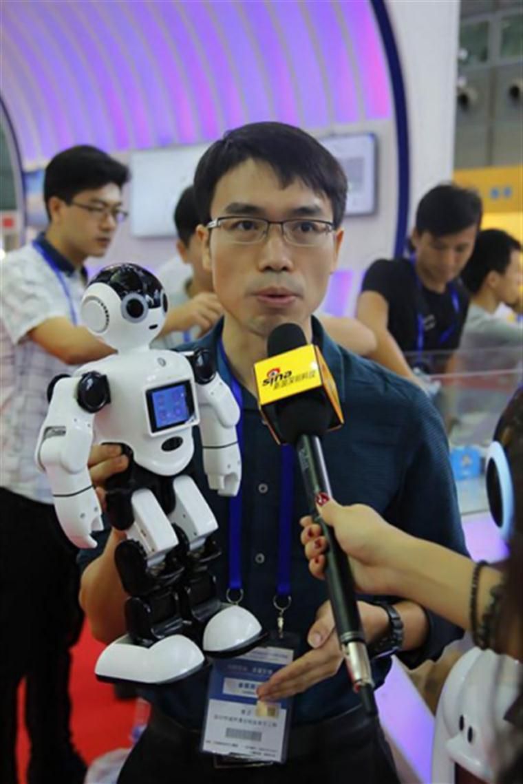 城市漫步创始人兼CEO李正认为：持续不断的研发投入，实现产品智能化创新，才是加快服务机器人产业发展的关键一步。