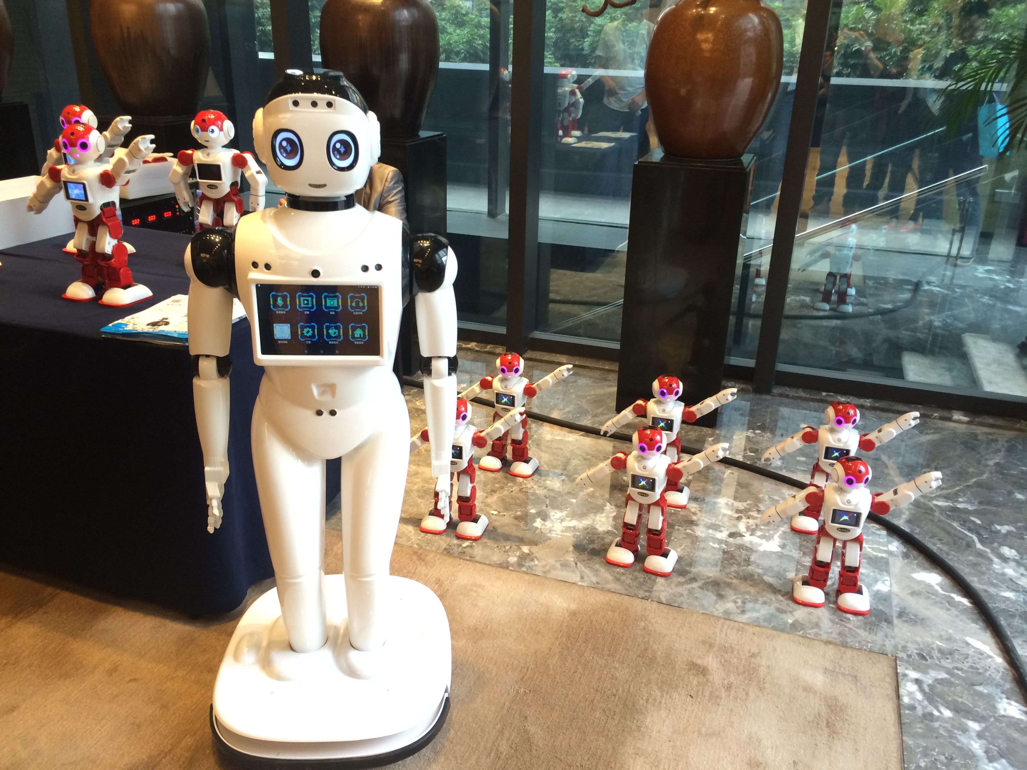 智能机器人成为中国智能硬件行业主题年会聚焦点