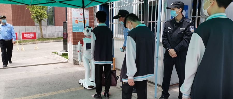 城市漫步测温机器人携手测温考勤一体机，助力学校复课防疫！